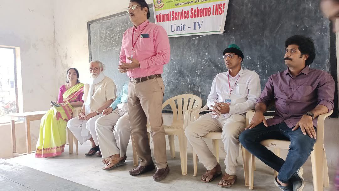 Una vista de una playa desde la cima de una colina