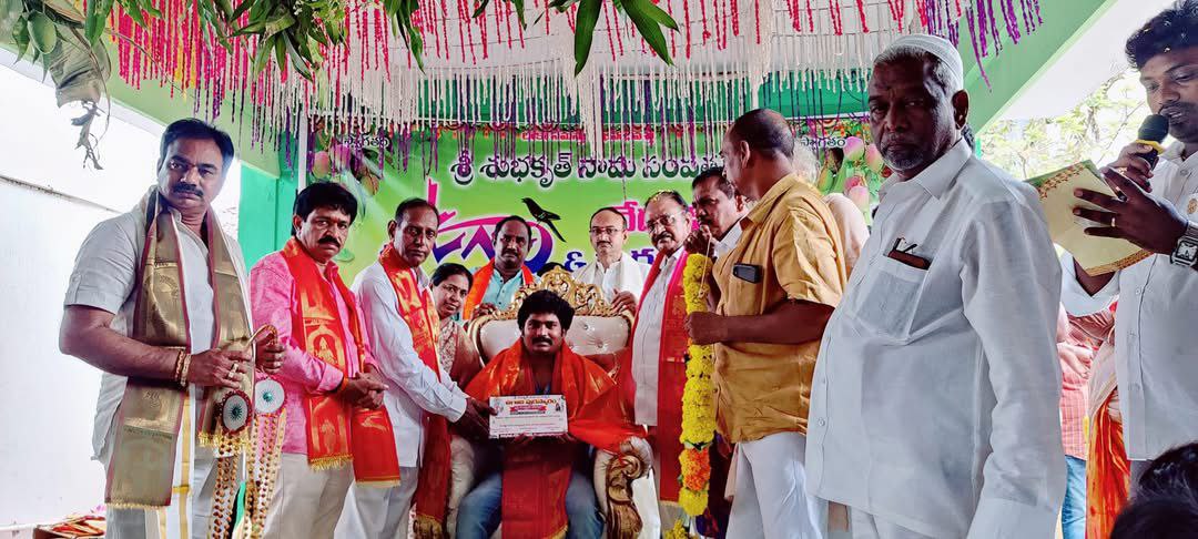 Una playa brumosa con una gran formación rocosa en primer plano