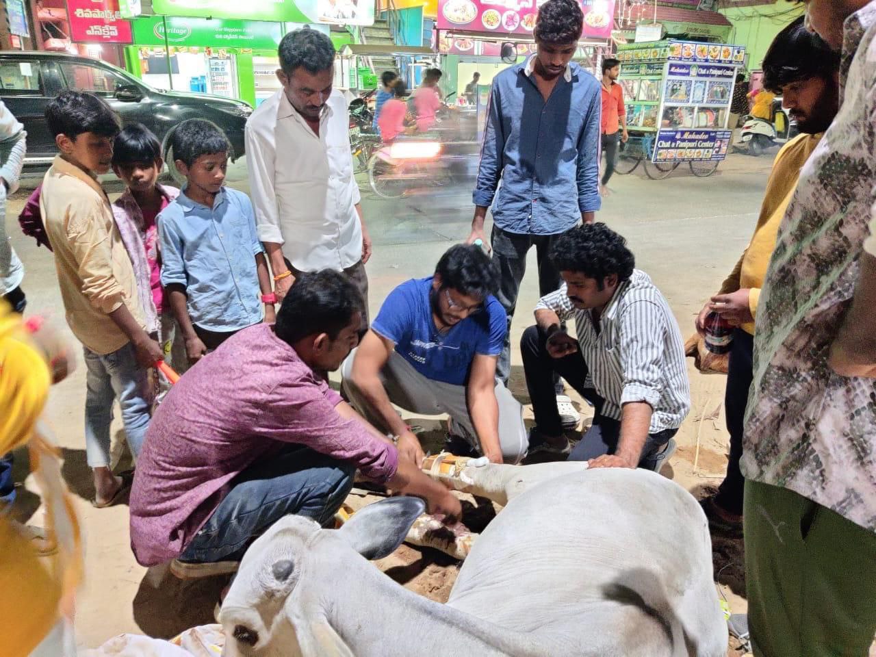 Una mesa cubierta con platos y cuencos de comida