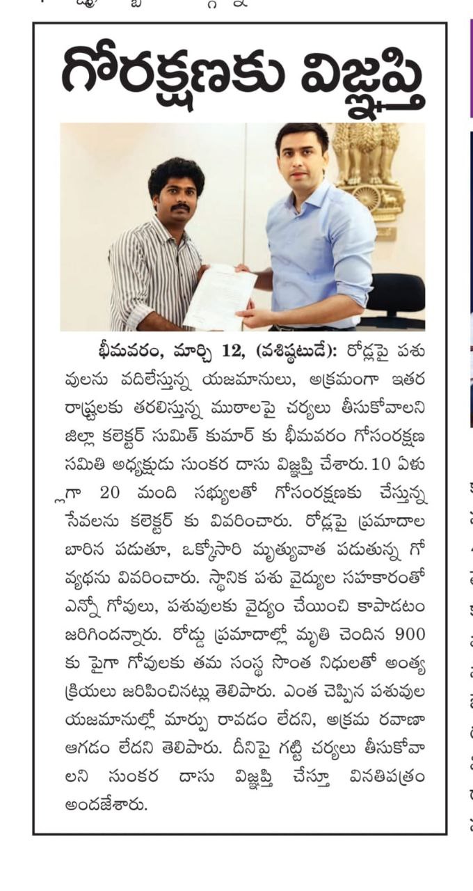 Una sala de estar con un sofá blanco y una ventana redonda