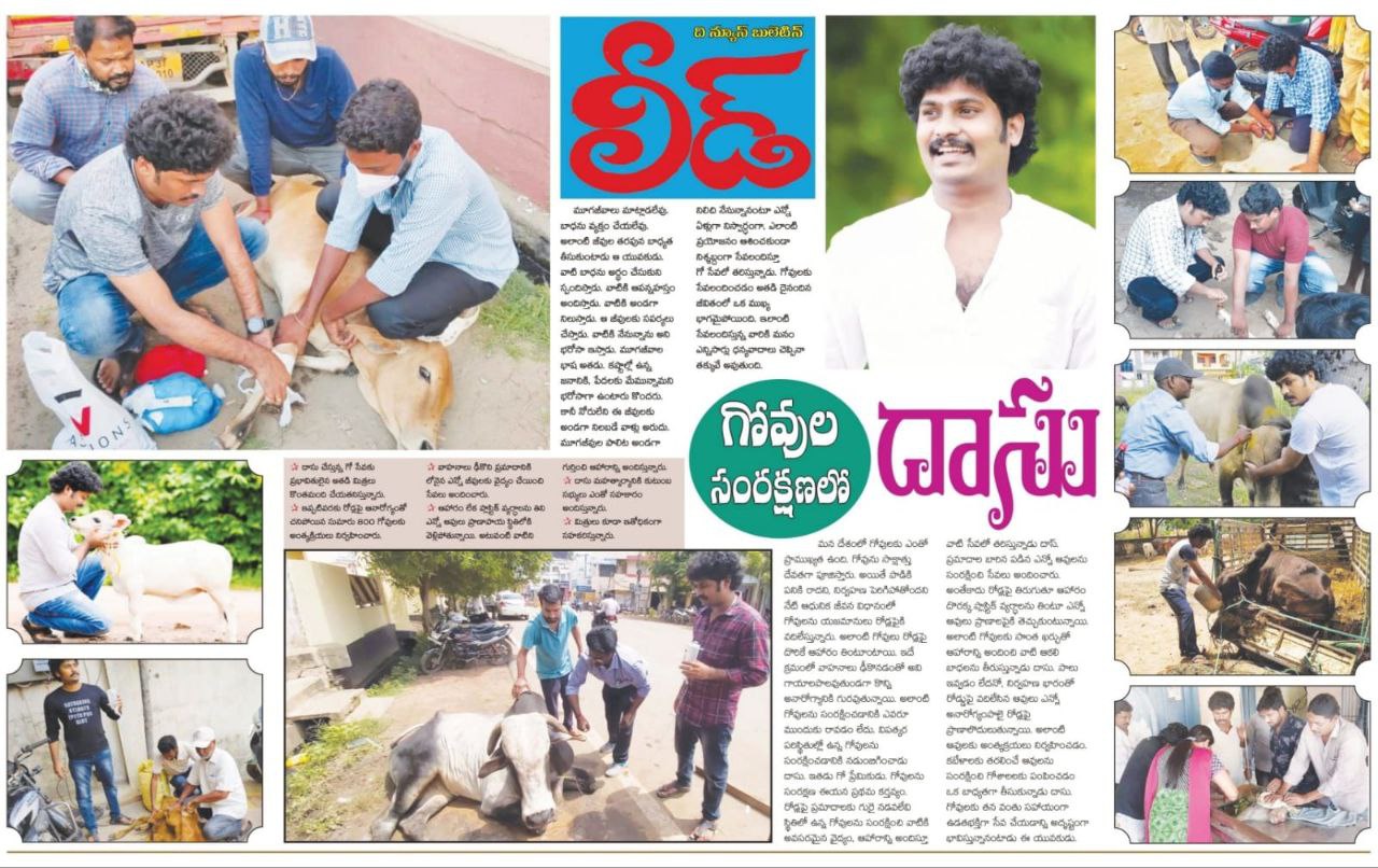 Una hilera de edificios de apartamentos blancos junto a una calle